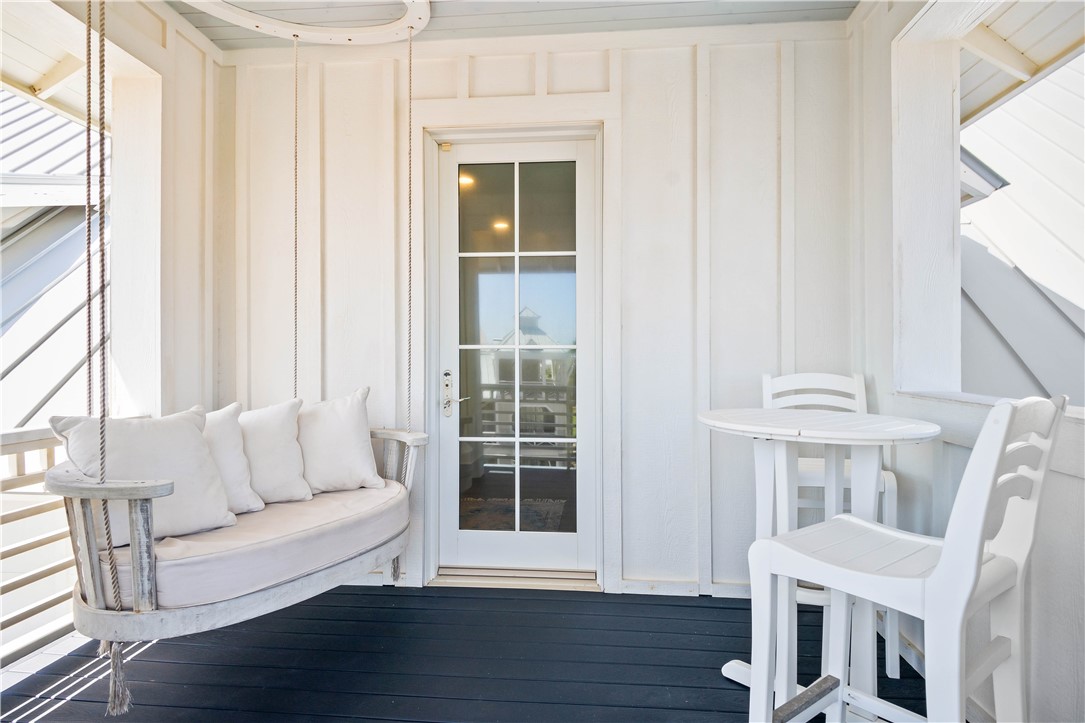 200 Round Road Port Aransas, TX 78373 - Photo 28 of 38 a living room with furniture and a window