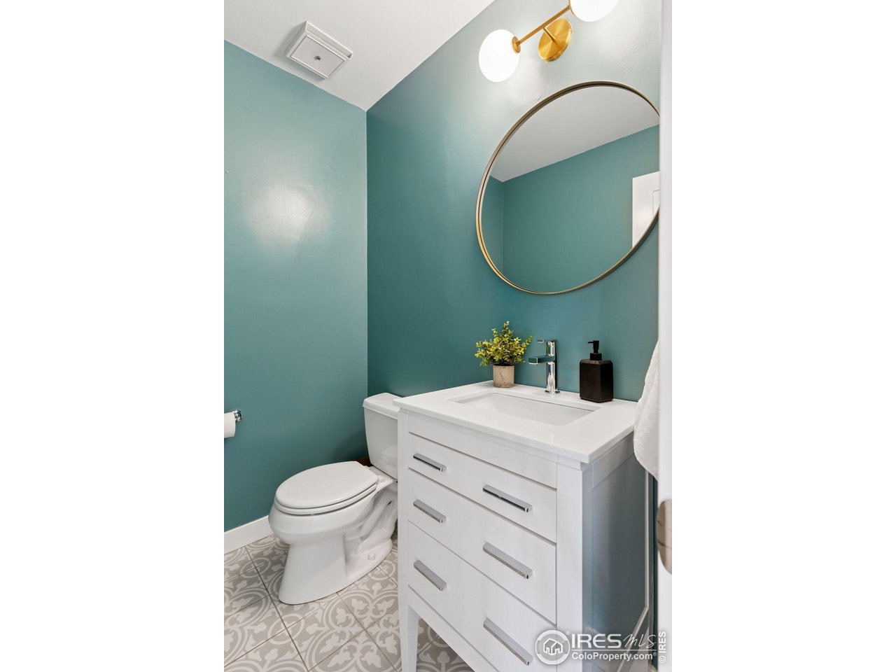 6916 Hunter Place Boulder, CO 80301 - Photo 15 of 40 Main level powder room.