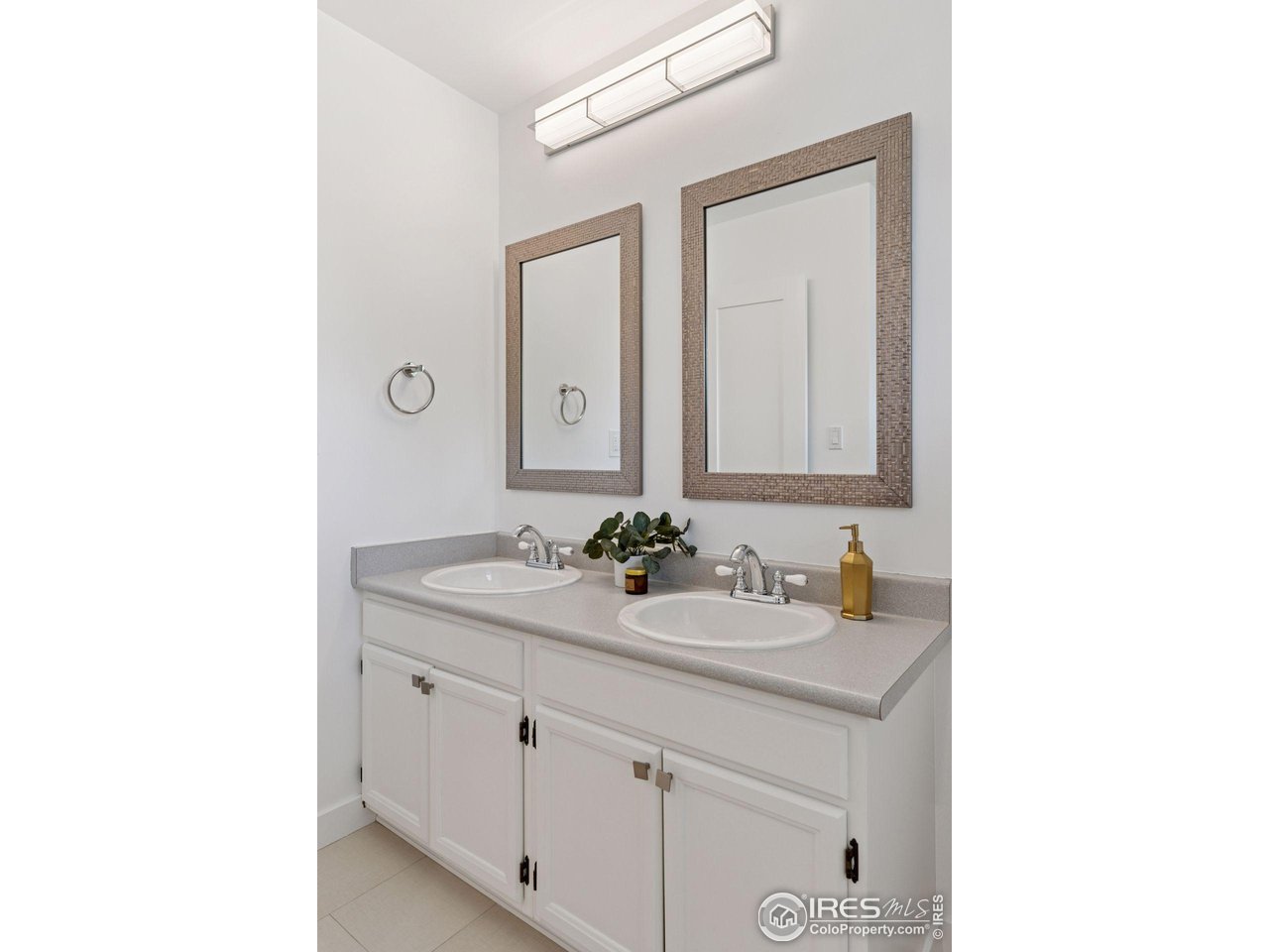 6916 Hunter Place Boulder, CO 80301 - Photo 27 of 40 Upper level shared full bath