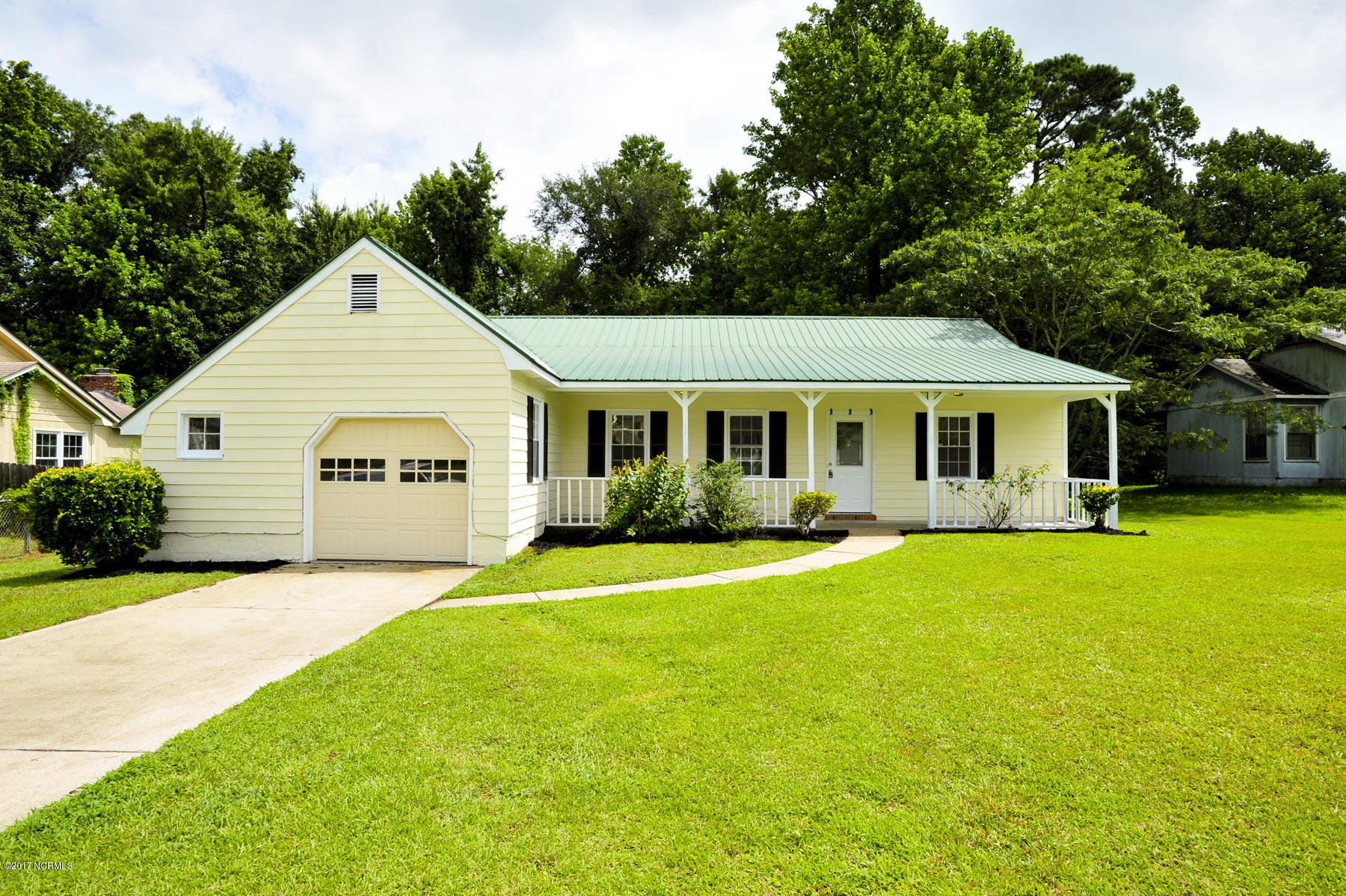2040 Hunters Ridge Drive Midway Park, NC 28544 - Photo 1 of 38 001 Frt