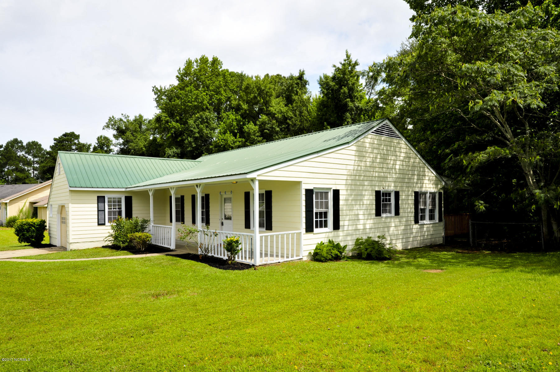 2040 Hunters Ridge Drive Midway Park, NC 28544 - Photo 4 of 38 006 Frt Lt