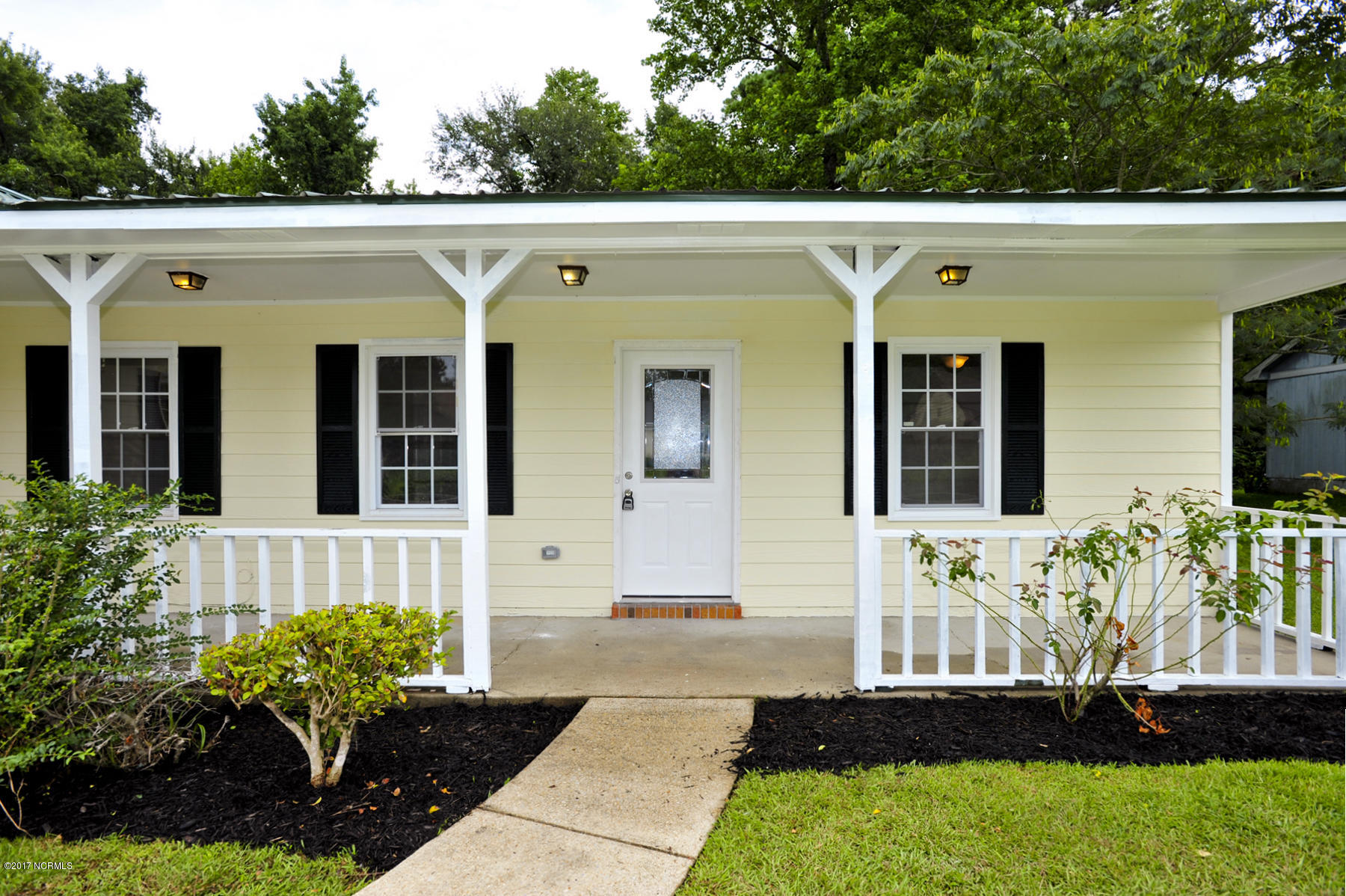 2040 Hunters Ridge Drive Midway Park, NC 28544 - Photo 7 of 38 027 Frt Porch