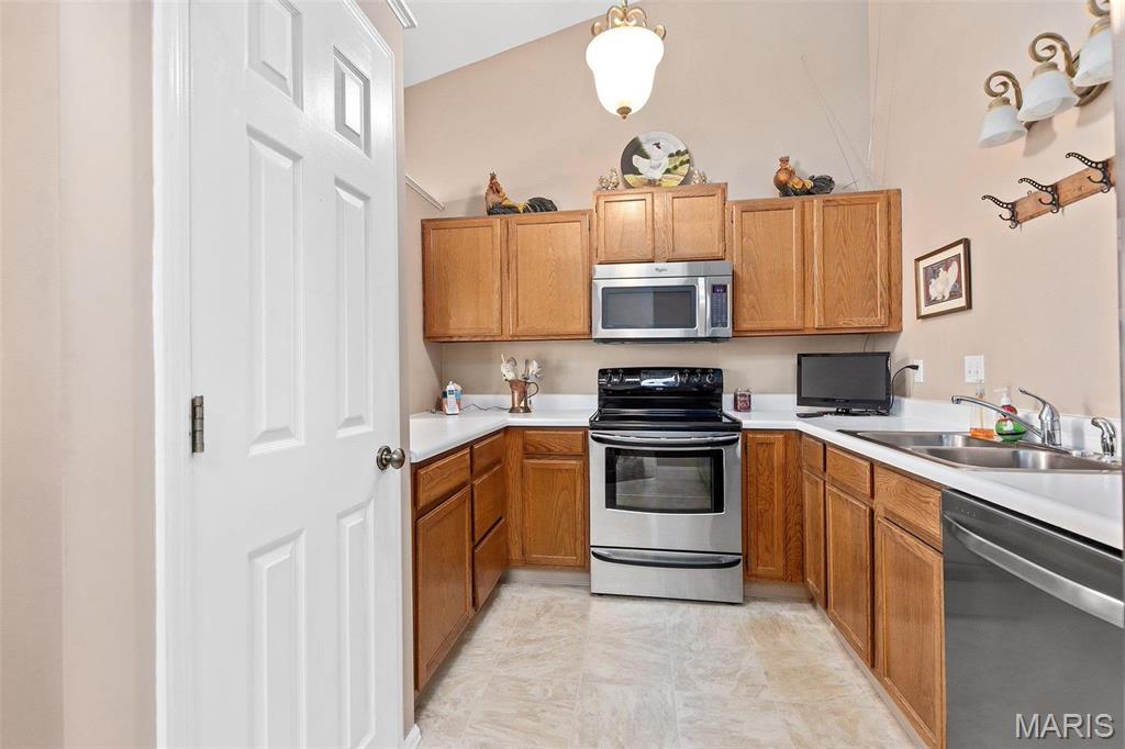 757 Windy Ridge Drive, Unit B Ballwin, MO 63021 - Photo 7 of 21