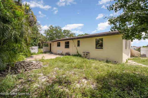 a house view with backyard space