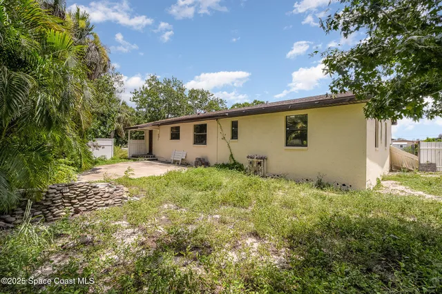 a house view with backyard space