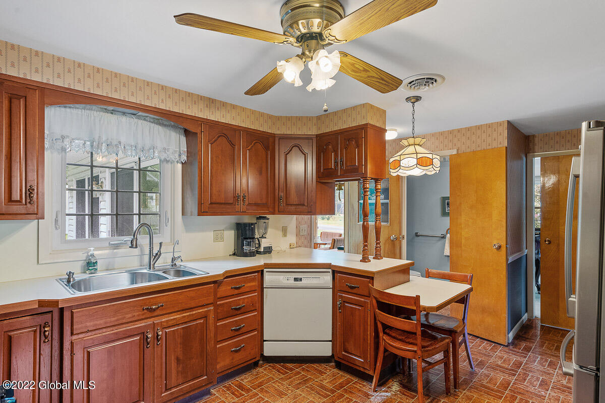 2 New Castle Road Halfmoon, NY 12065 - Photo 15 of 40 217E7E7C-E76A-46ED-85C6-BAE5E0278977