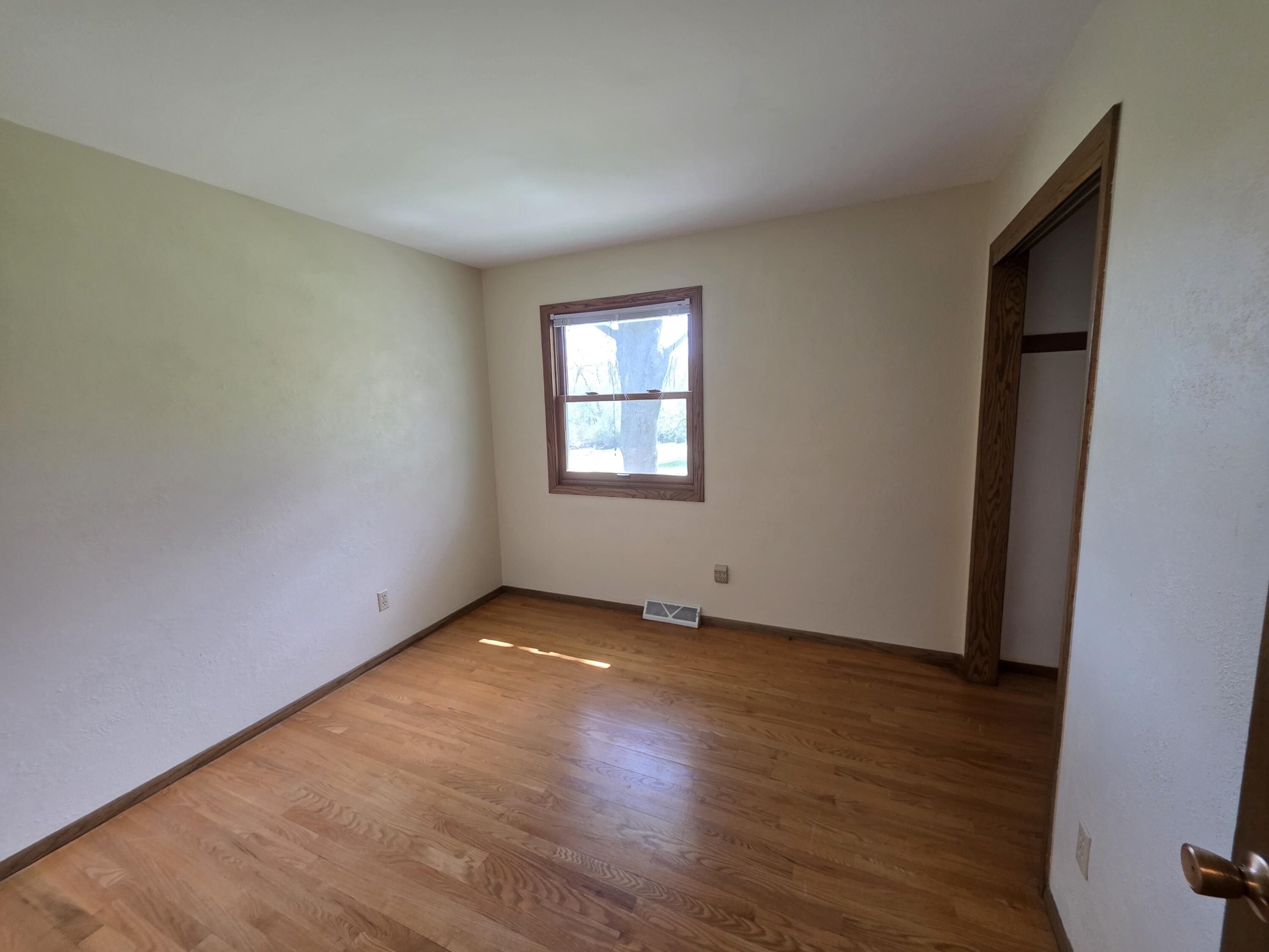 S53W24945 Glendale Road Waukesha, WI 53189 - Photo 19 of 48 19