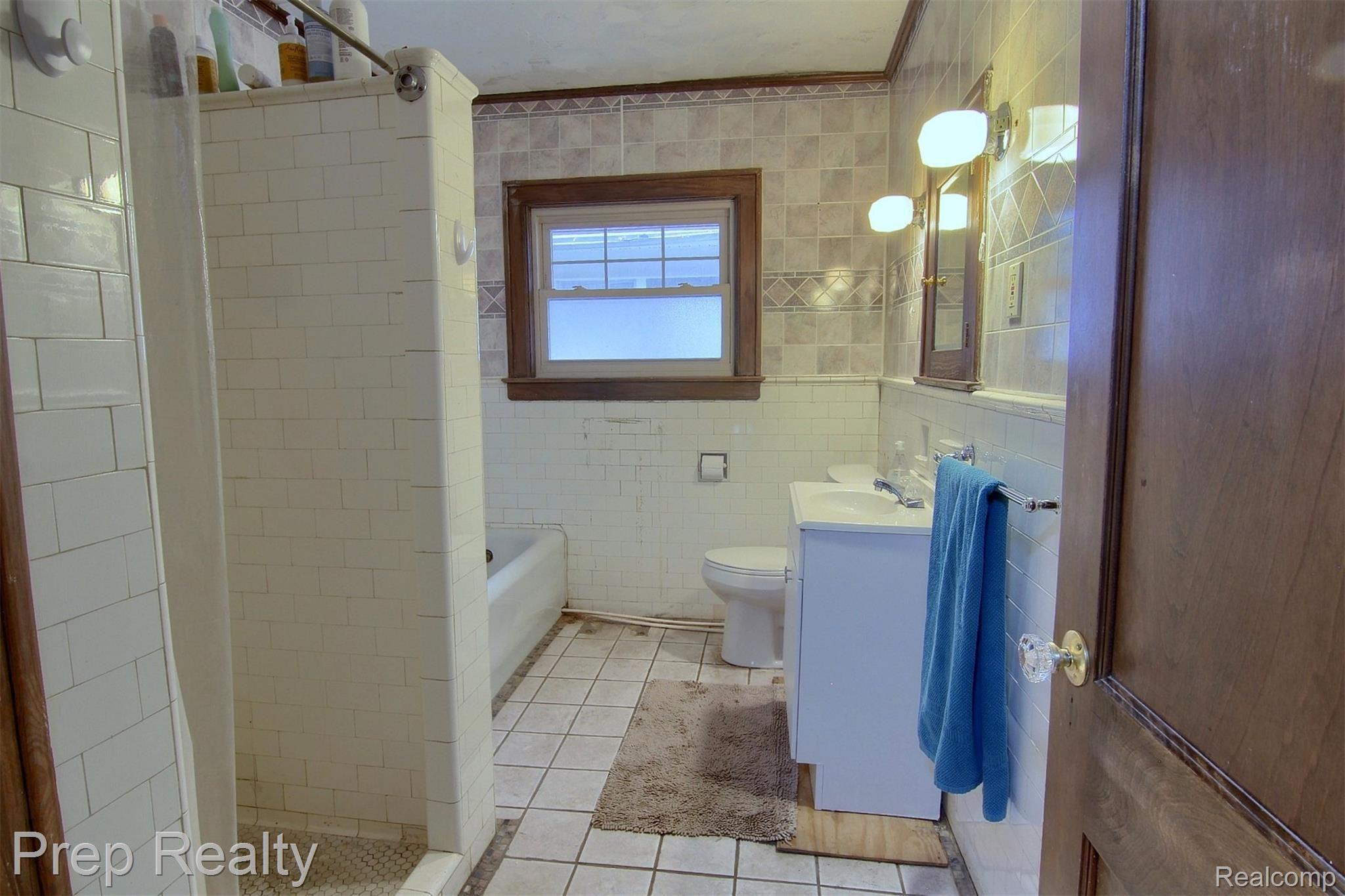 2000 Atkinson Street Detroit, MI 48206 - Photo 19 of 27 26-Bathroom.jpg