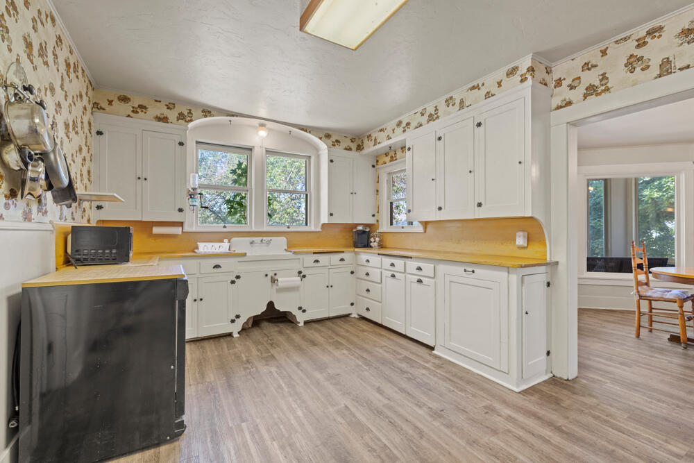 710 Riverside Drive Klamath Falls, OR 97601 - Photo 10 of 53 8