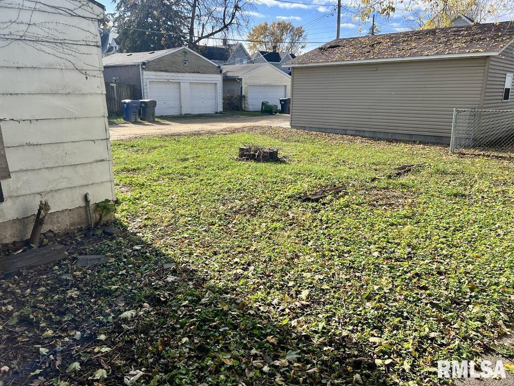 537 6th Avenue South Clinton, IA 52732 - Photo 11 of 11 a house view with a outdoor space
