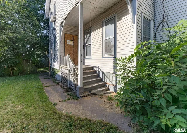 a view of a house with backyard and porch
