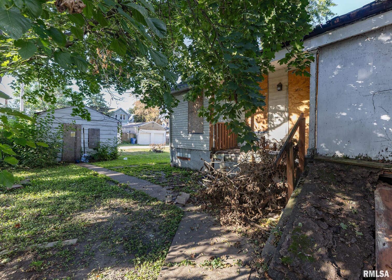 537 6th Avenue South Clinton, IA 52732 - Photo 5 of 11 a view of a house with a yard