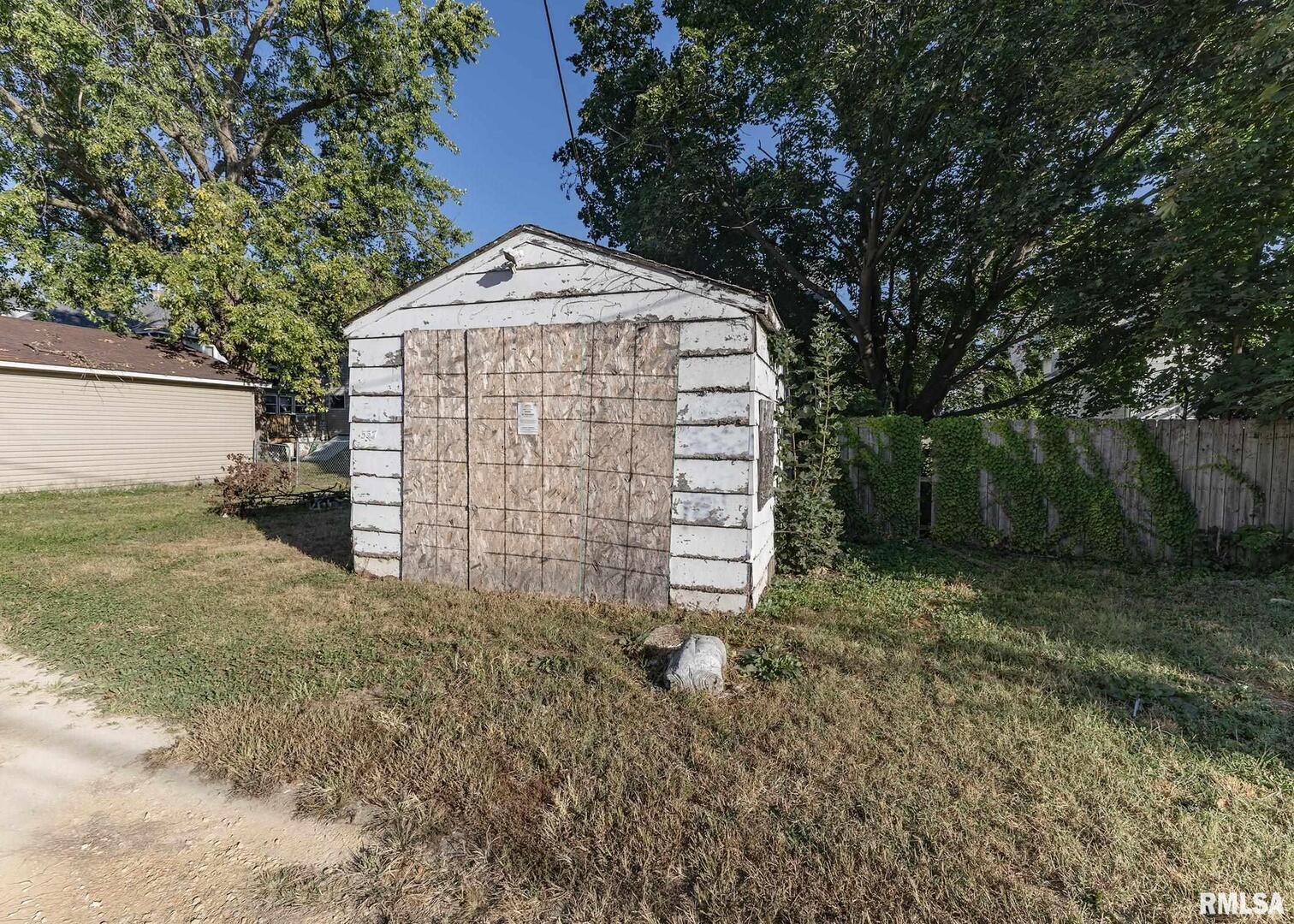 537 6th Avenue South Clinton, IA 52732 - Photo 8 of 11 a view of a garage with a tree