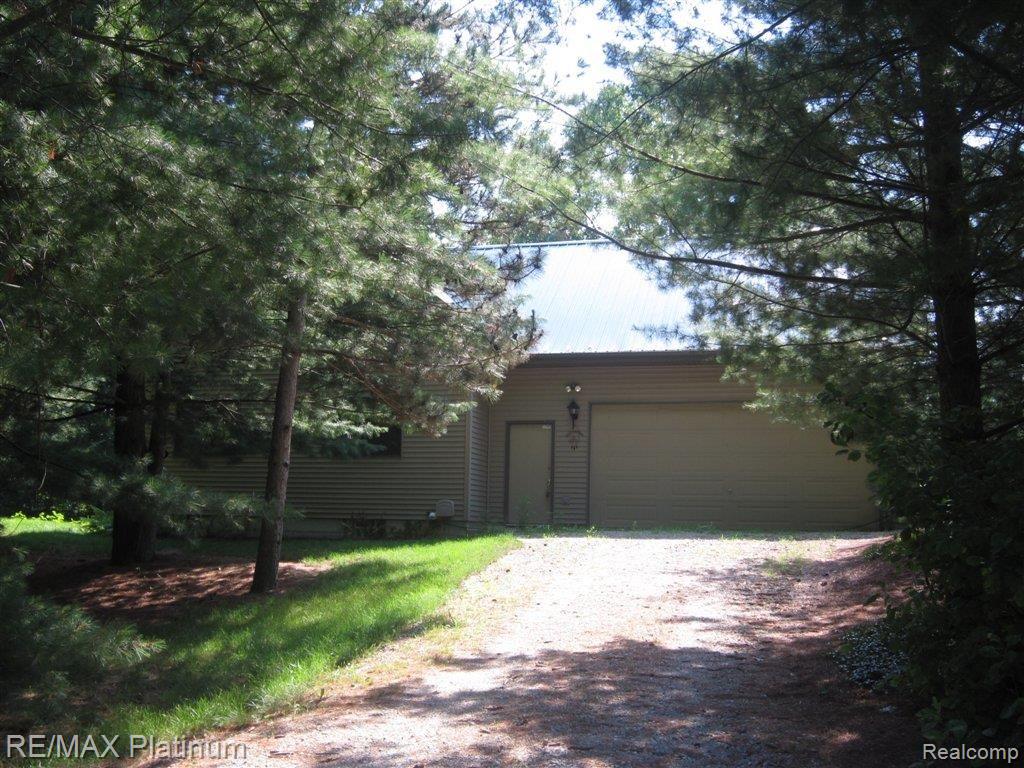 6327 Linden Road Fenton, MI 48430 - Photo 20 of 25 6327 LINDEN BACK.jpg