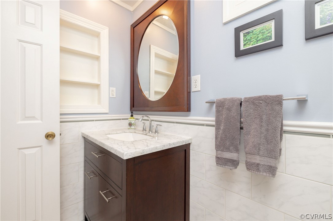 5421 Hunters Trail Road Goochland, VA 23063 - Photo 28 of 50 a bathroom with a sink and a mirror