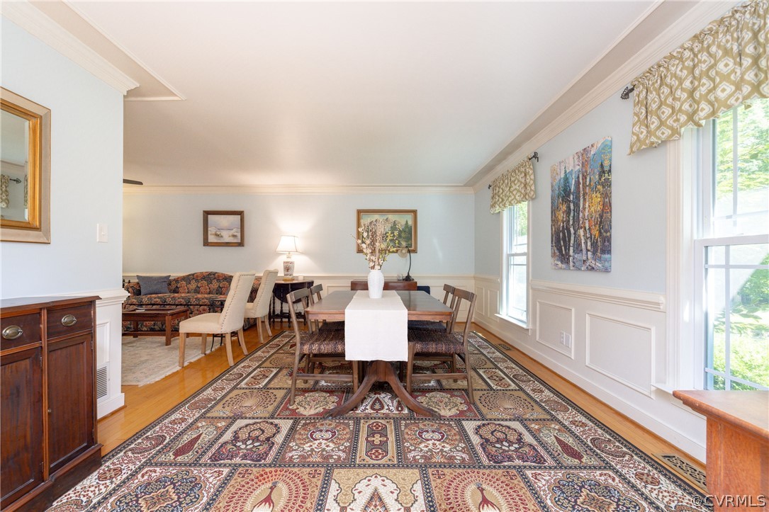 5421 Hunters Trail Road Goochland, VA 23063 - Photo 5 of 50 a living room with furniture and a rug