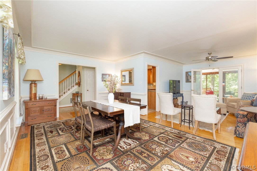5421 Hunters Trail Road Goochland, VA 23063 - Photo 6 of 50 a living room with furniture and a table