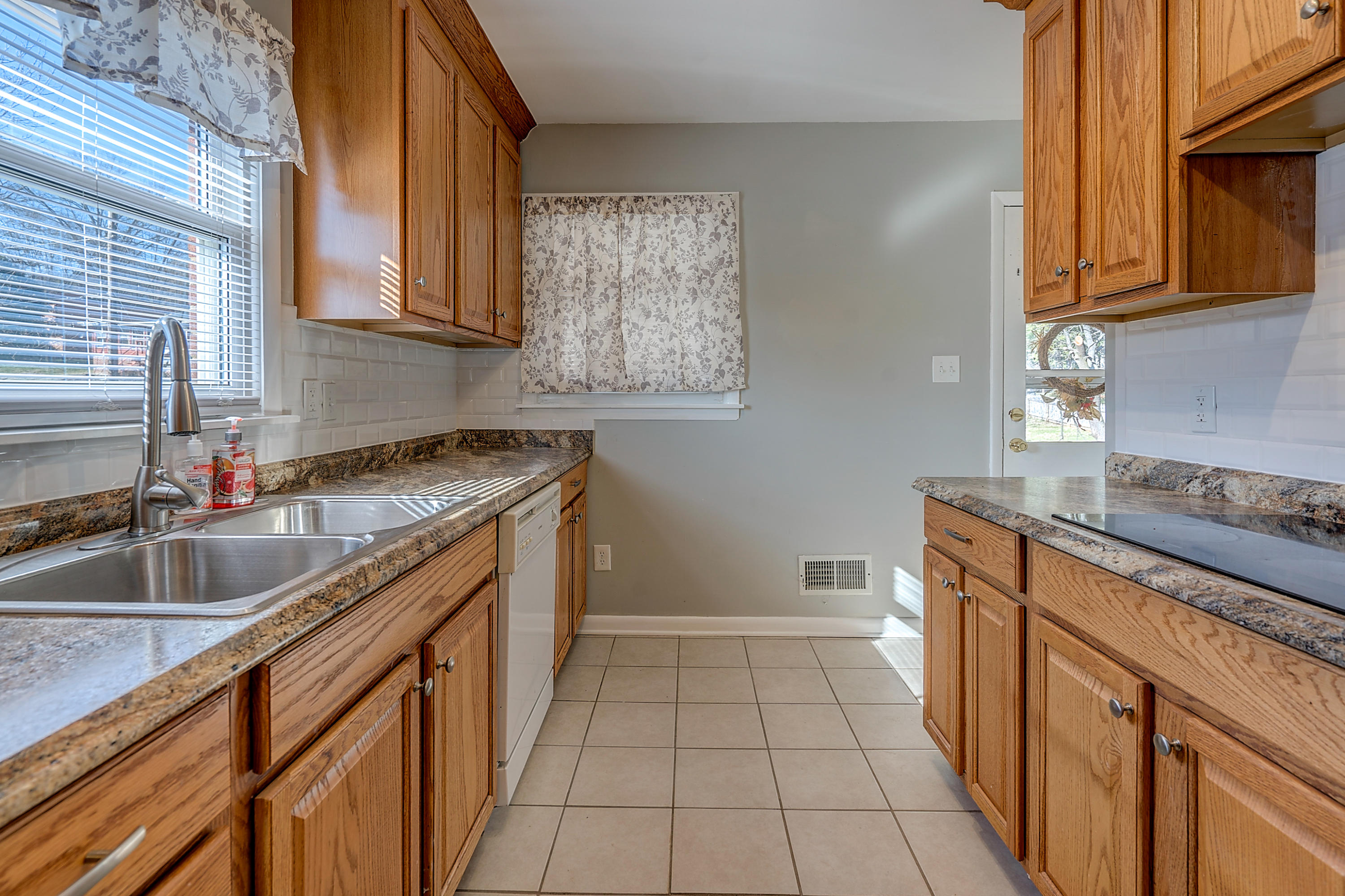 5514 Castle Rock Road Roanoke, VA 24018 - Photo 9 of 28 DSC00166_67_68_69_70