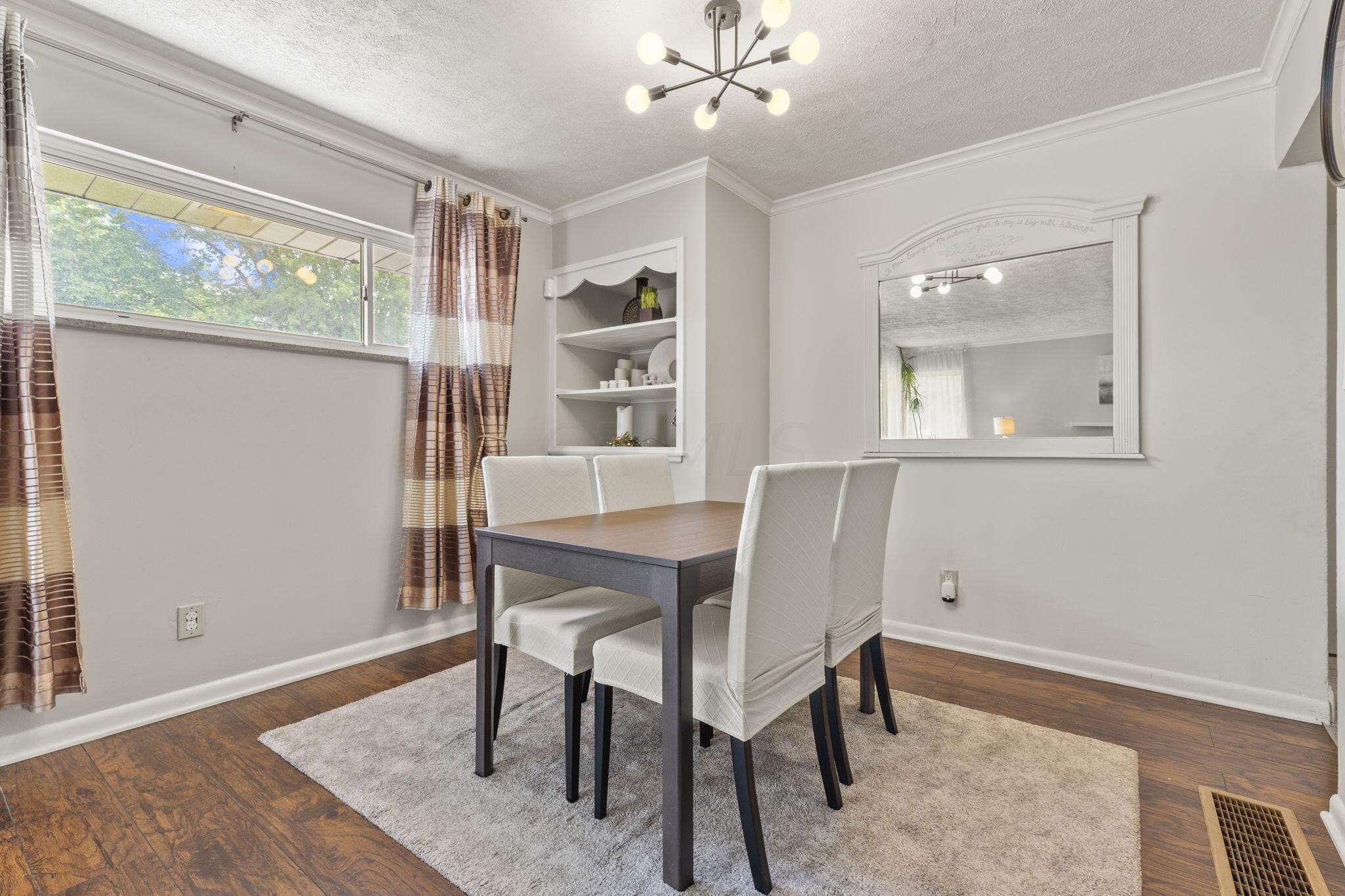 695 Raleigh Drive Columbus, OH 43228 - Photo 9 of 57 Dining room