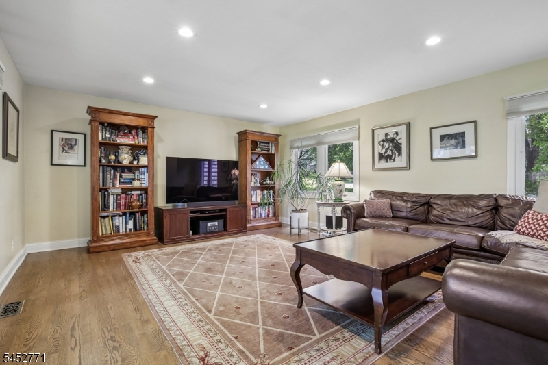 9 Burlington Road Livingston, NJ 07039 - Photo 10 of 24 Gallery Image 10