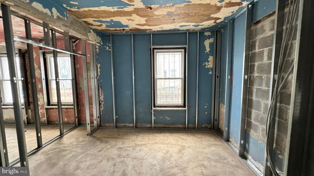 a view of entryway with a balcony