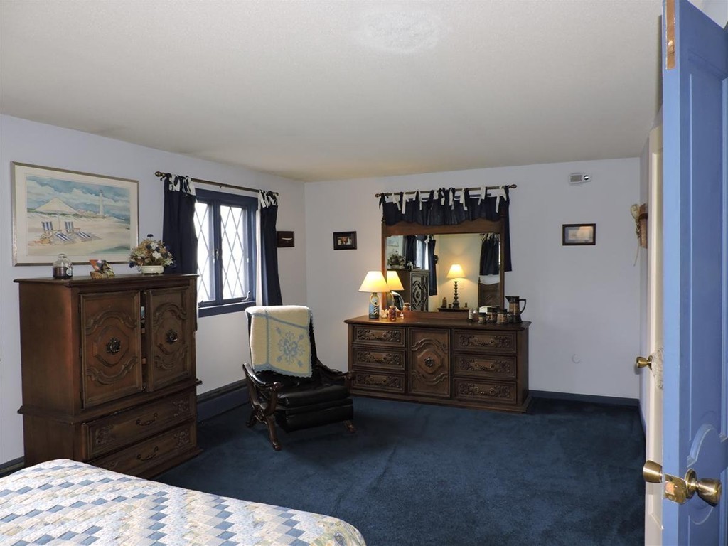 46 Point Pleasant Road Webster, MA 01570 - Photo 20 of 30 a living room with furniture