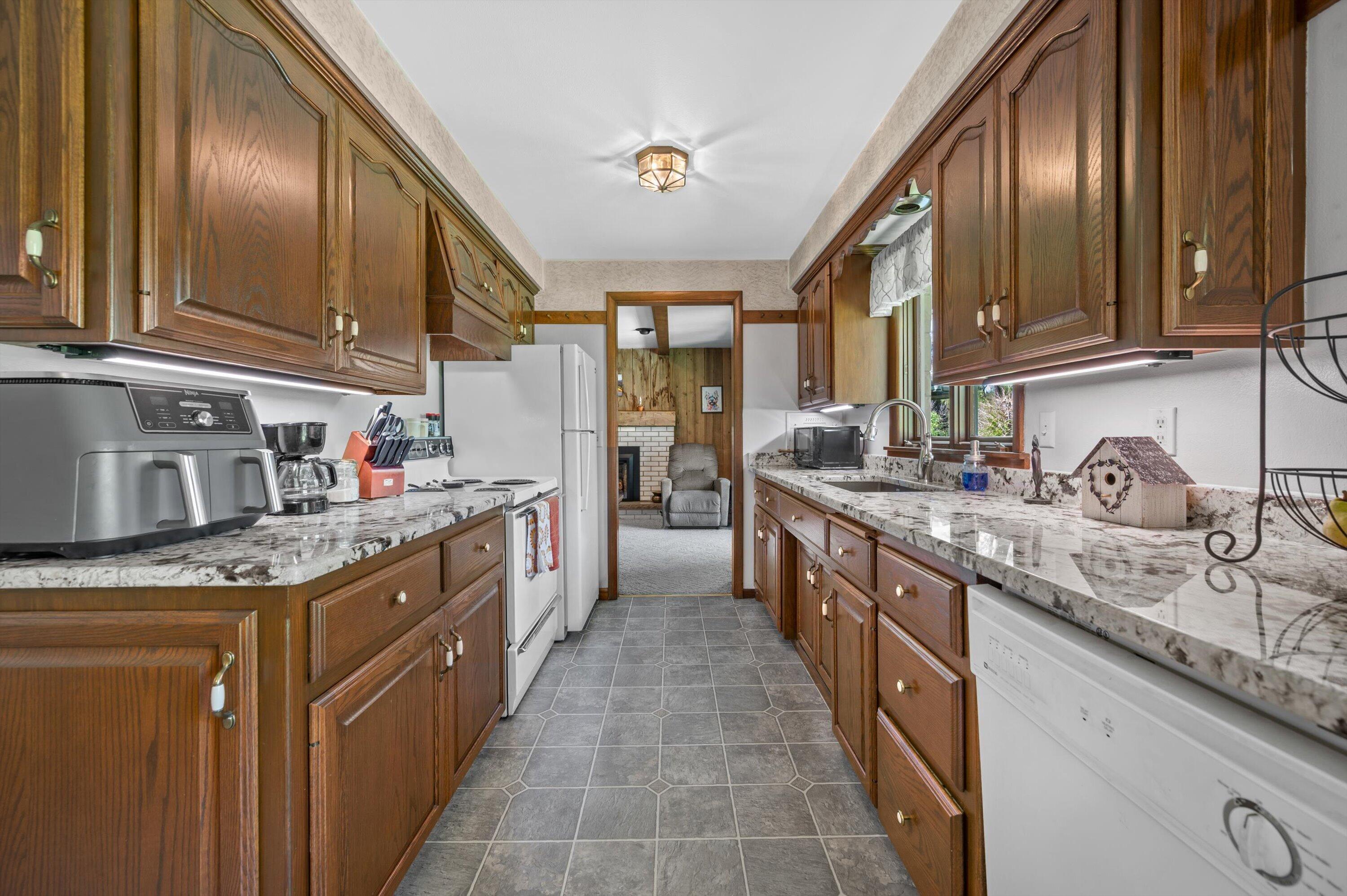 405 Plat Road Richfield, WI 53017 - Photo 11 of 42 Kitchen