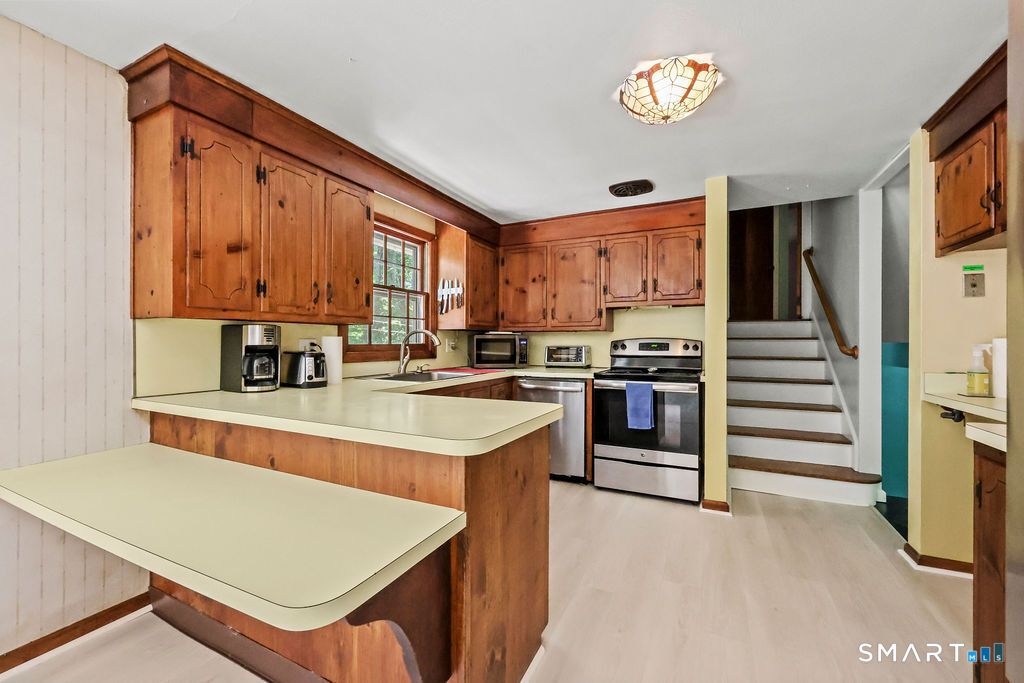18 Foxridge Lane Avon, CT 06001 - Photo 9 of 31
