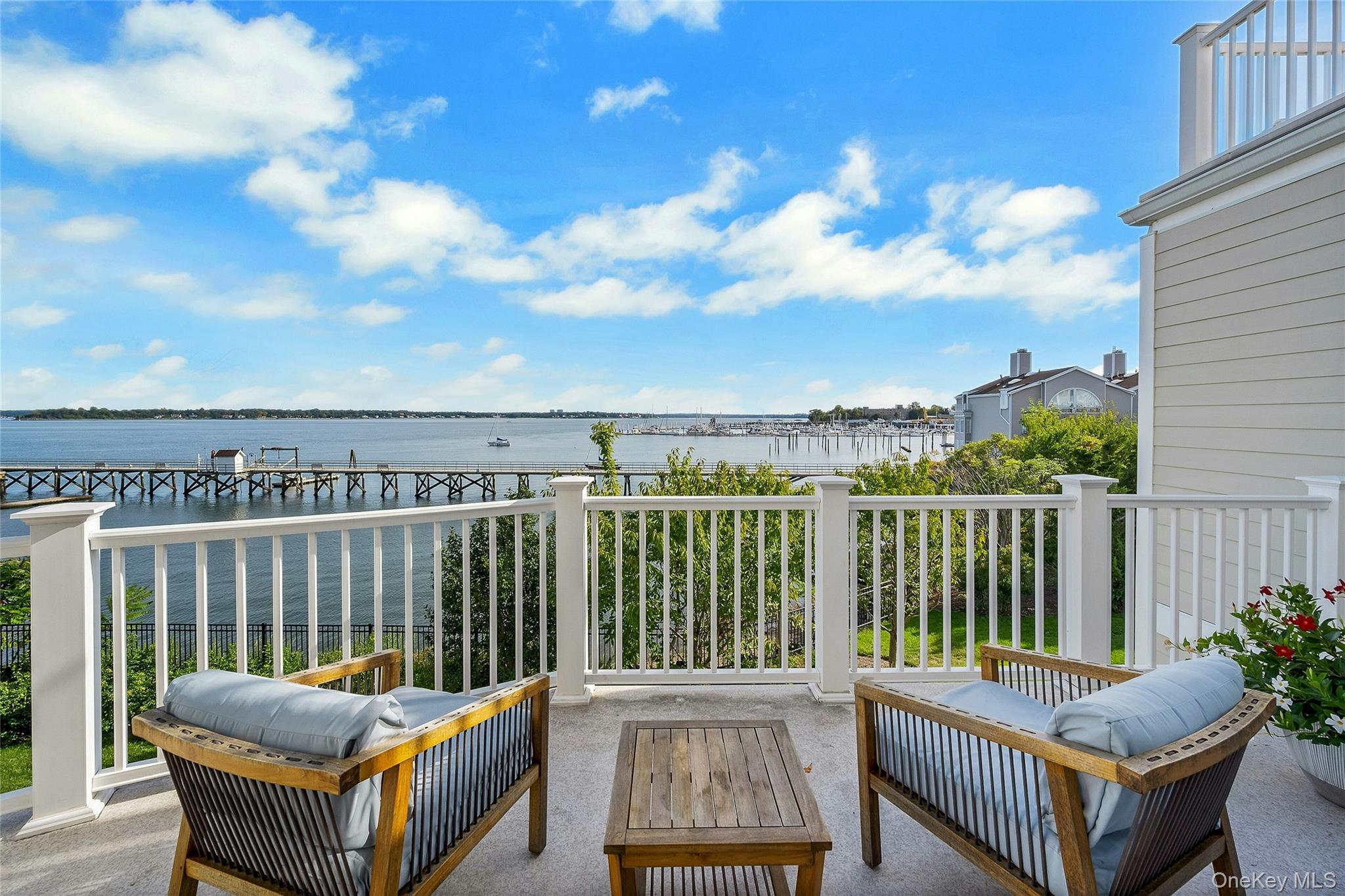 39 Island Point Bronx, NY 10464 - Photo 10 of 37 a balcony with furniture