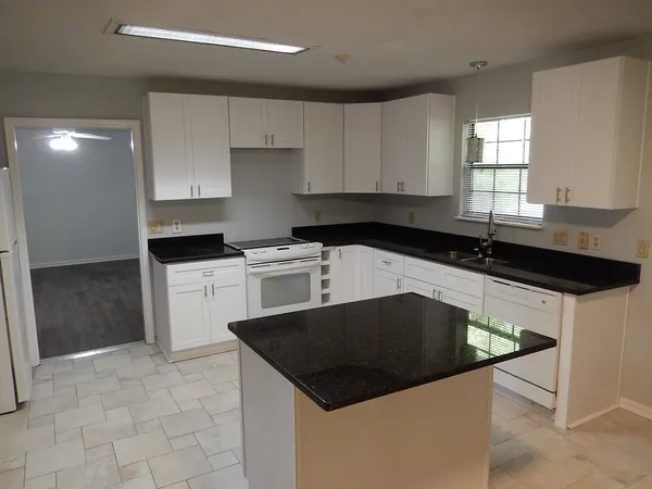 $2,550 | 1903 Skyland Drive, Tallahassee, FL 32303