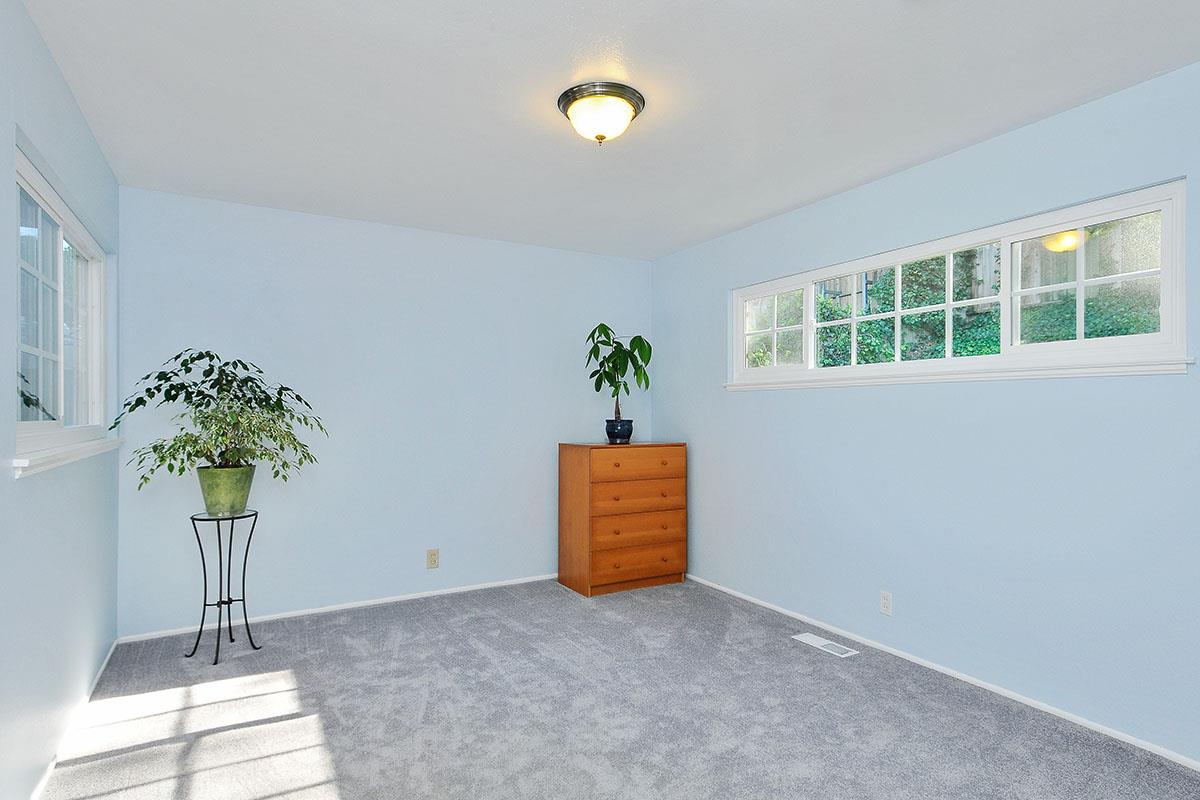 320 Seaside Drive Pacifica, CA 94044 - Photo 12 of 34