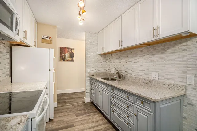 $180,000 | 4001 Heritage Hills Drive, Unit 304, Bloomington, MN 55437