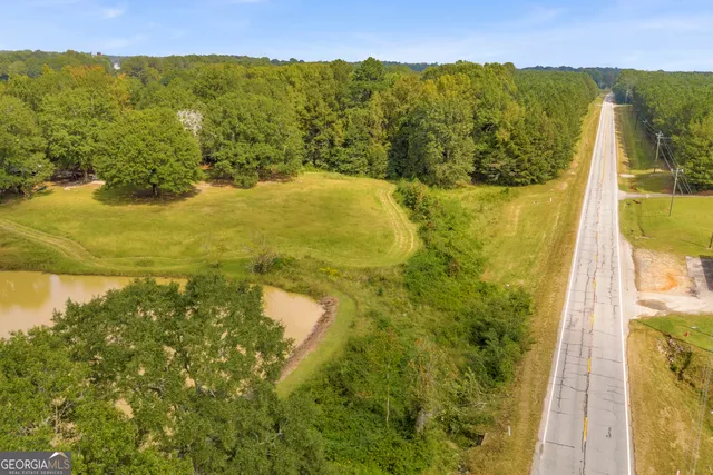 a view of a large yard with lots of green space