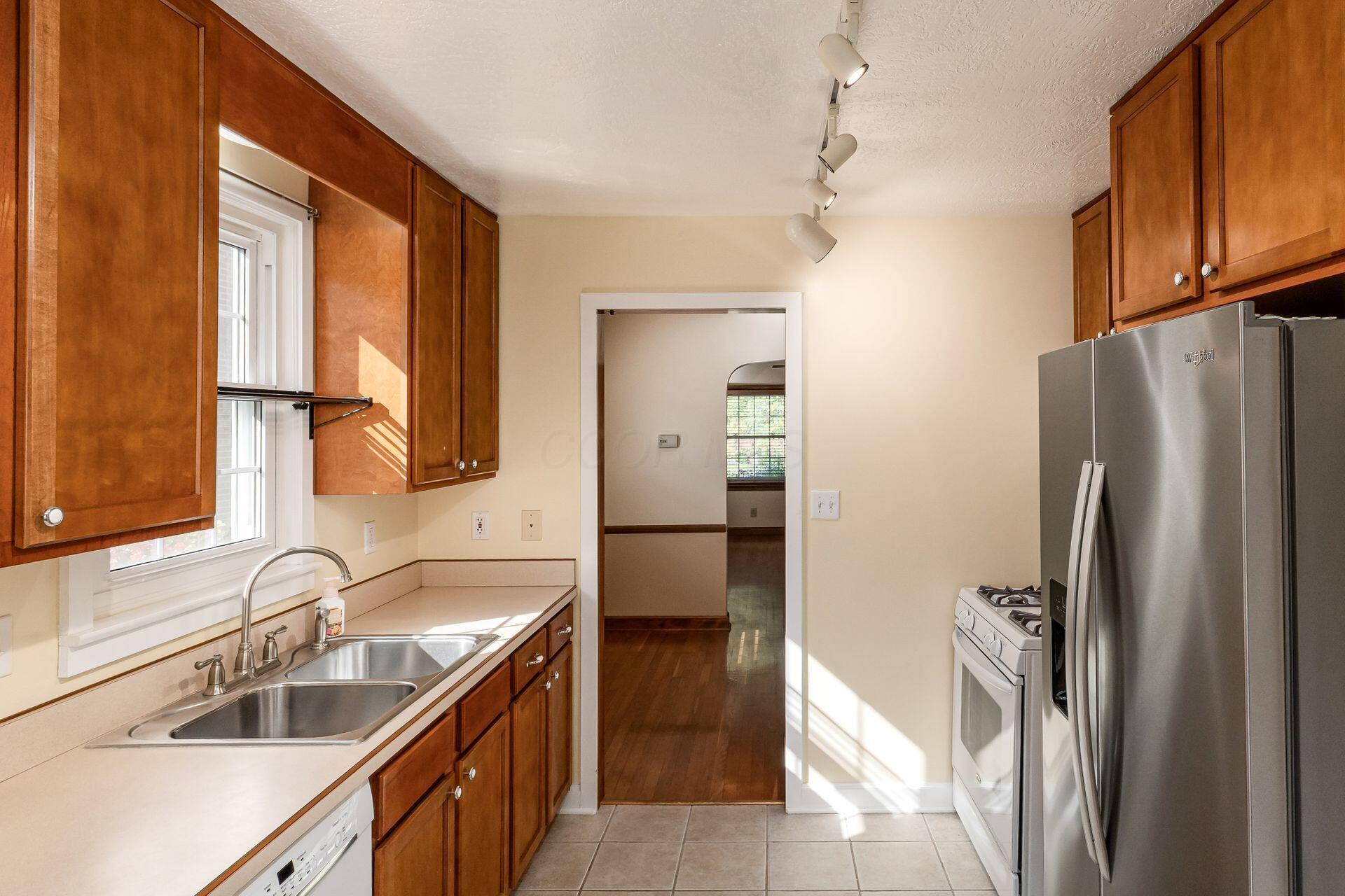 696 Vernon Road Columbus, OH 43209 - Photo 16 of 46 Kitchen