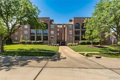 $430,000 | 14308 East Conway Meadows Court, Unit 201, Chesterfield, MO 63017