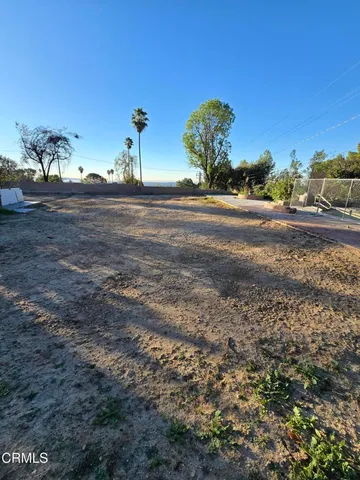 a view of a yard with a house