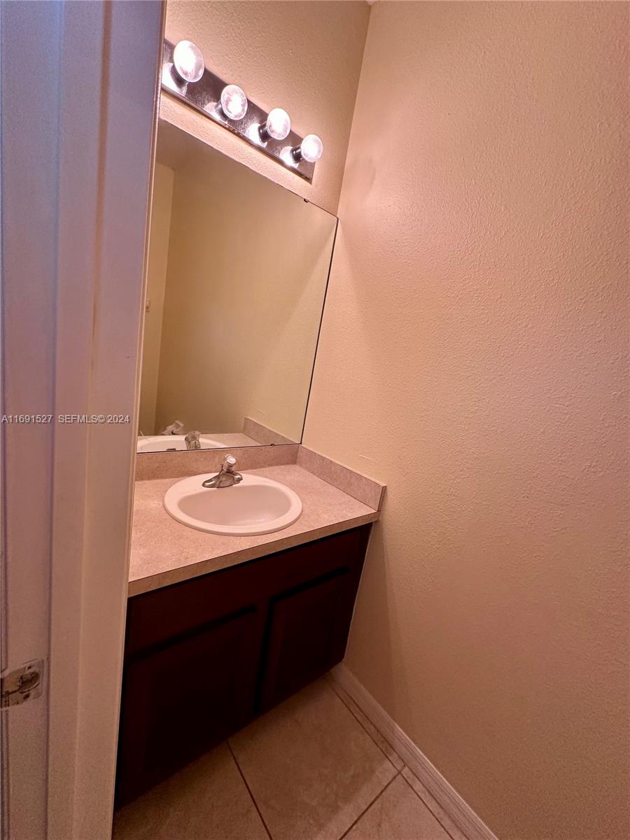 6430 South Goldenrod Road, Unit 15B Orlando, FL 32822 - Photo 15 of 36 Half Bath