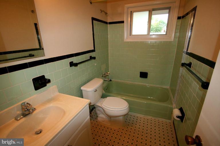 3906 Franconia Road Alexandria, VA 22310 - Photo 8 of 29 Bath