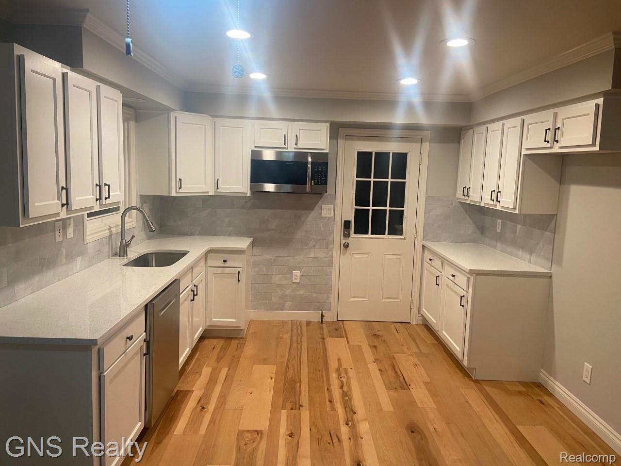 3870 Elmhurst Road Waterford, MI 48328 - Photo 6 of 26 1 11 - Copy.jpg
