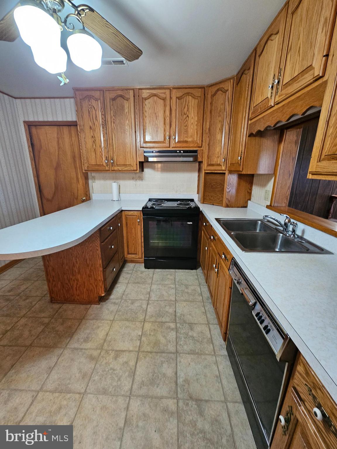 1124 Cedarbrook Road Hampstead, MD 21074 - Photo 11 of 46 Double Sink Flat top stove, Range Hood