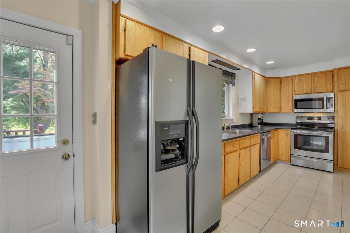 711 Ridge Road Middletown, CT 06457 - Photo 11 of 39 Gallery Image 11
