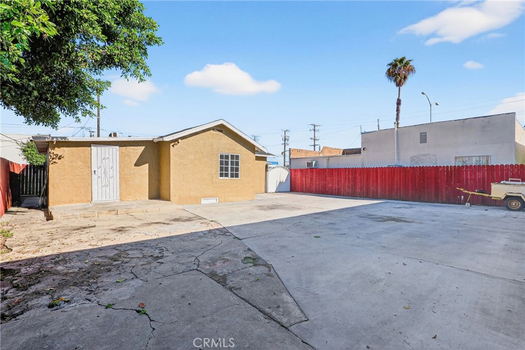 806 West Spruce Street Compton, CA 90220 - Photo 23 of 41 a view of a house with backyard and kitchen