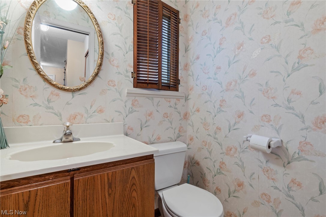5624 Dolphin Road Mentor, OH 44060 - Photo 21 of 30 Bathroom with mirror and vanity