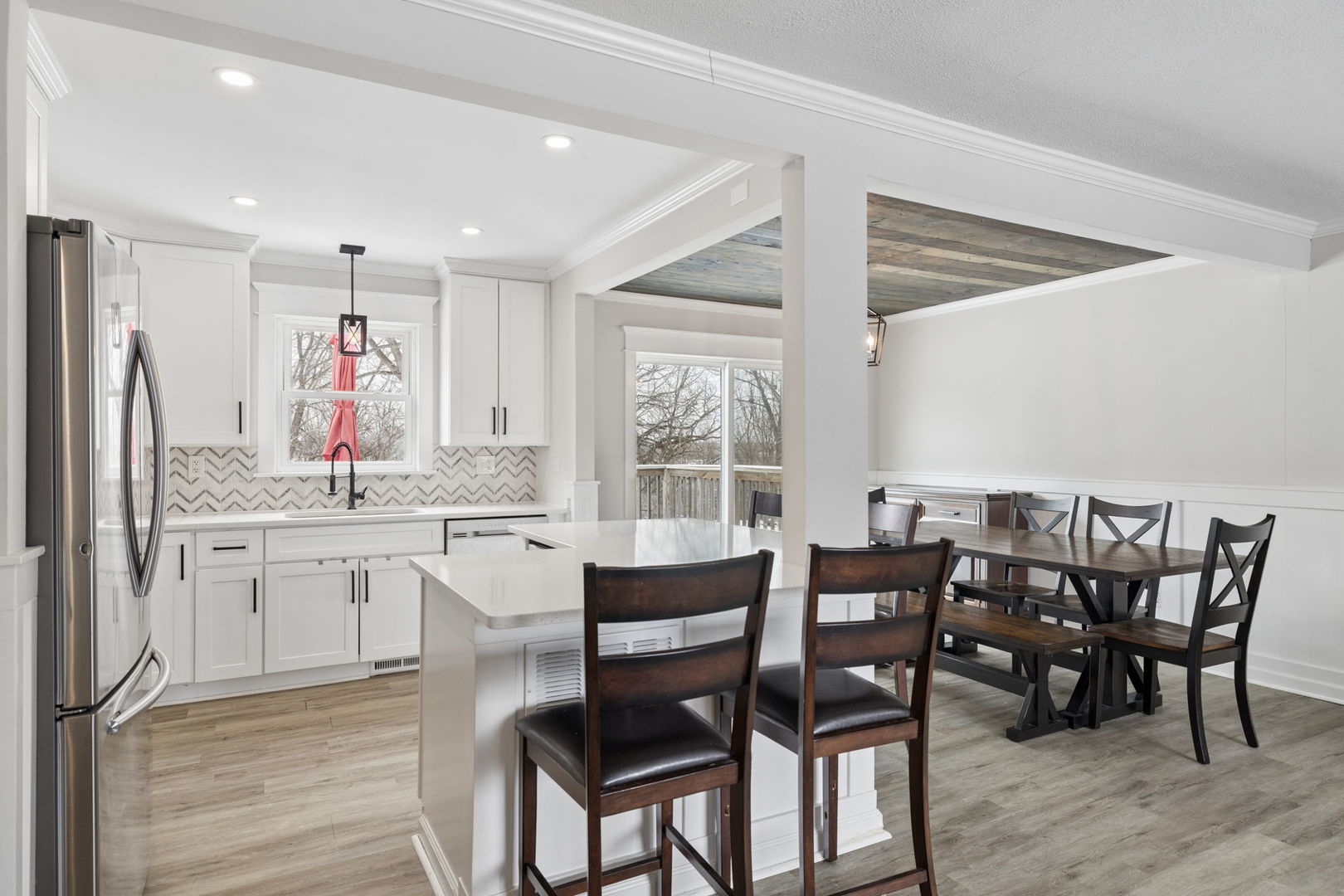 24254 South Burr Road Channahon, IL 60410 - Photo 4 of 22 a dining area with granite countertop a table and chairs in it