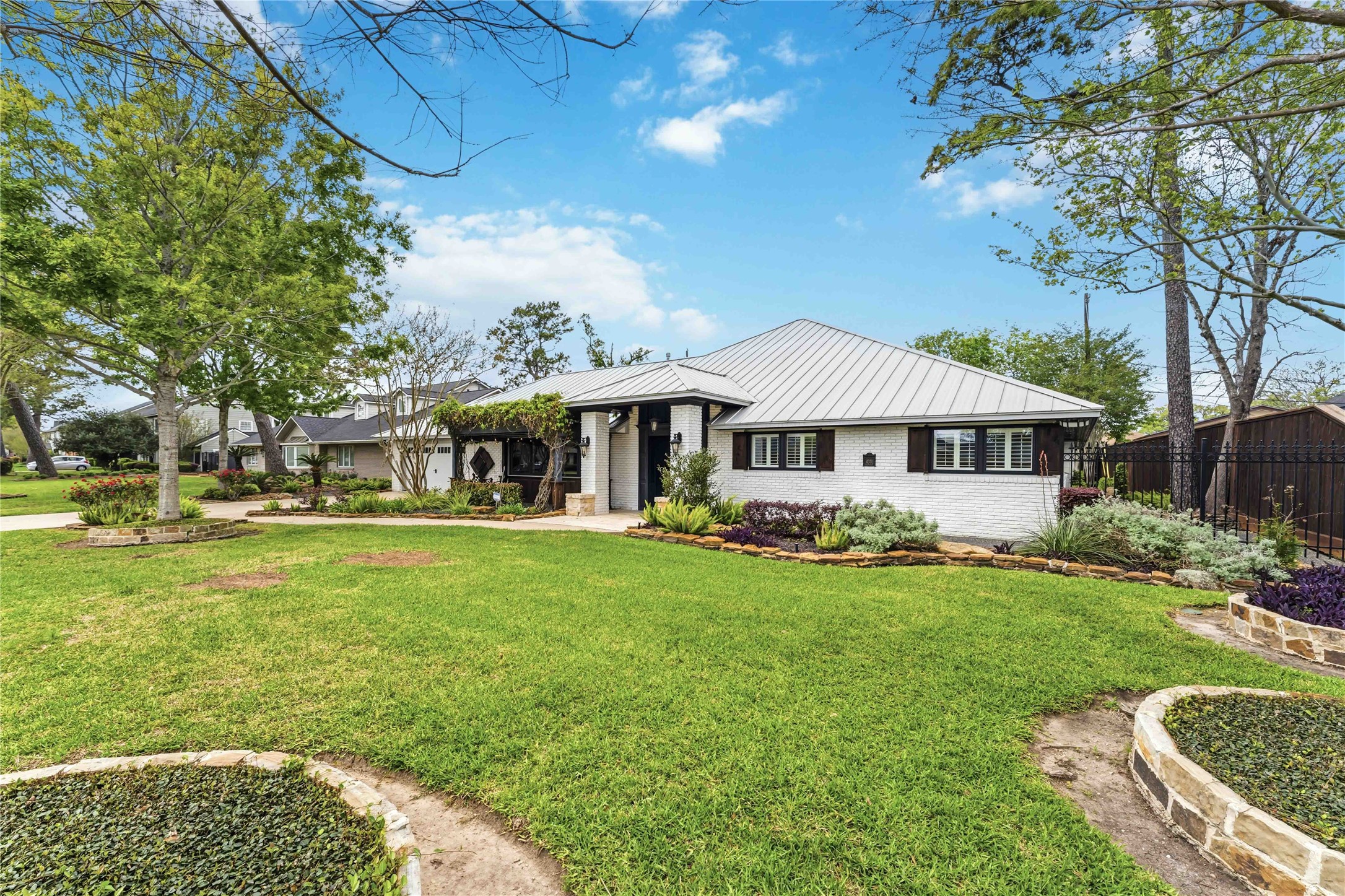 4031 Fernwood Drive Houston, TX 77021 - Photo 2 of 34 a front view of a house with a garden