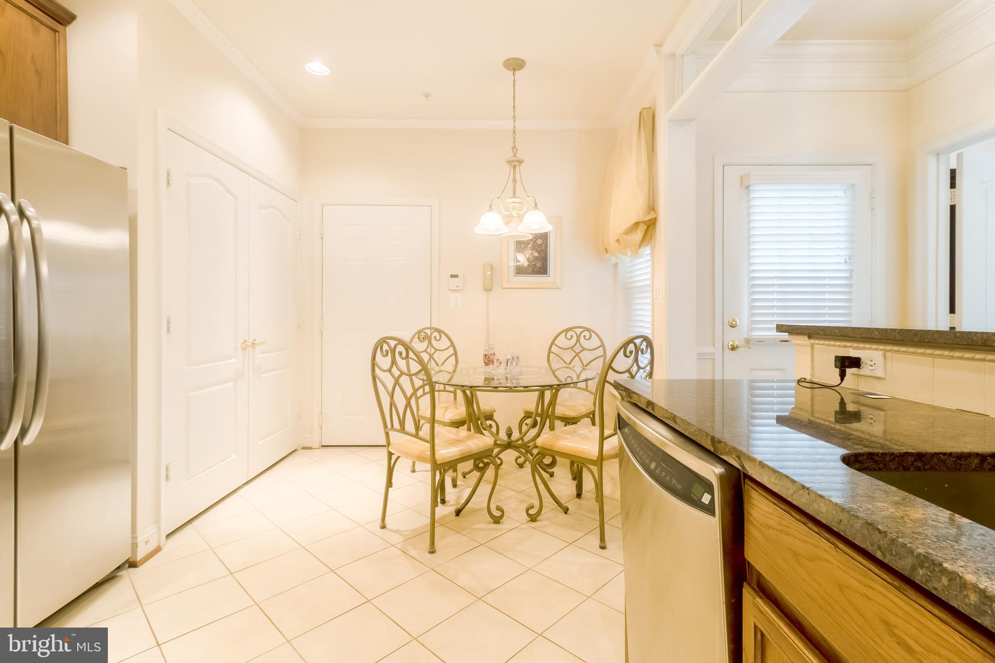 Eat-in kitchen w/laundry closet