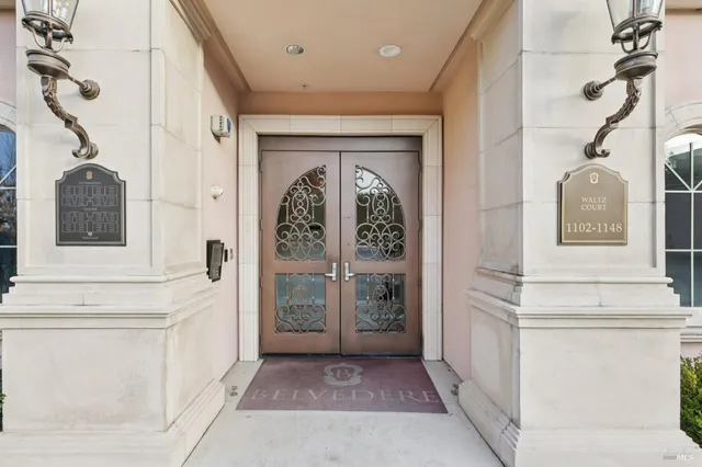 a view of front door with entryway