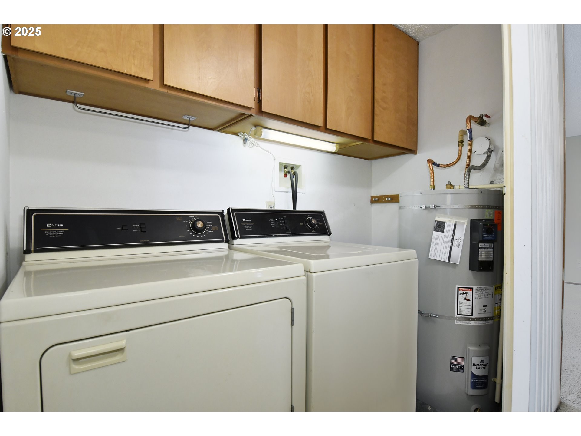 579 Northeast Fleming Avenue, Unit C41 Gresham, OR 97030 - Photo 18 of 32 a utility room with dryer and washer