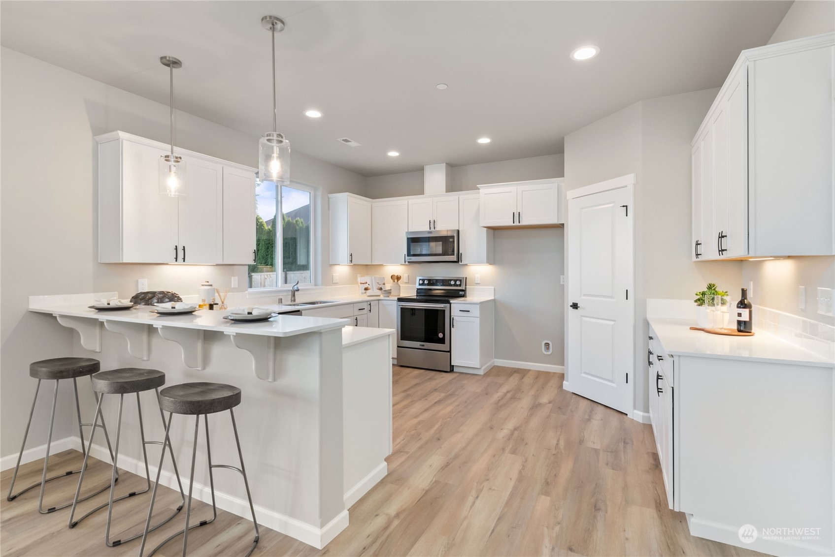 9828 Meadow Road Southwest Lakewood, WA 98499 - Photo 9 of 40