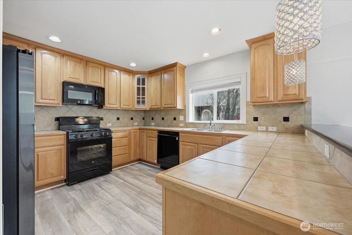 10217 Southeast 237th Street Kent, WA 98031 - Photo 8 of 22